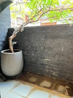 Habitación triple estándar, varias camas | Terraza o patio