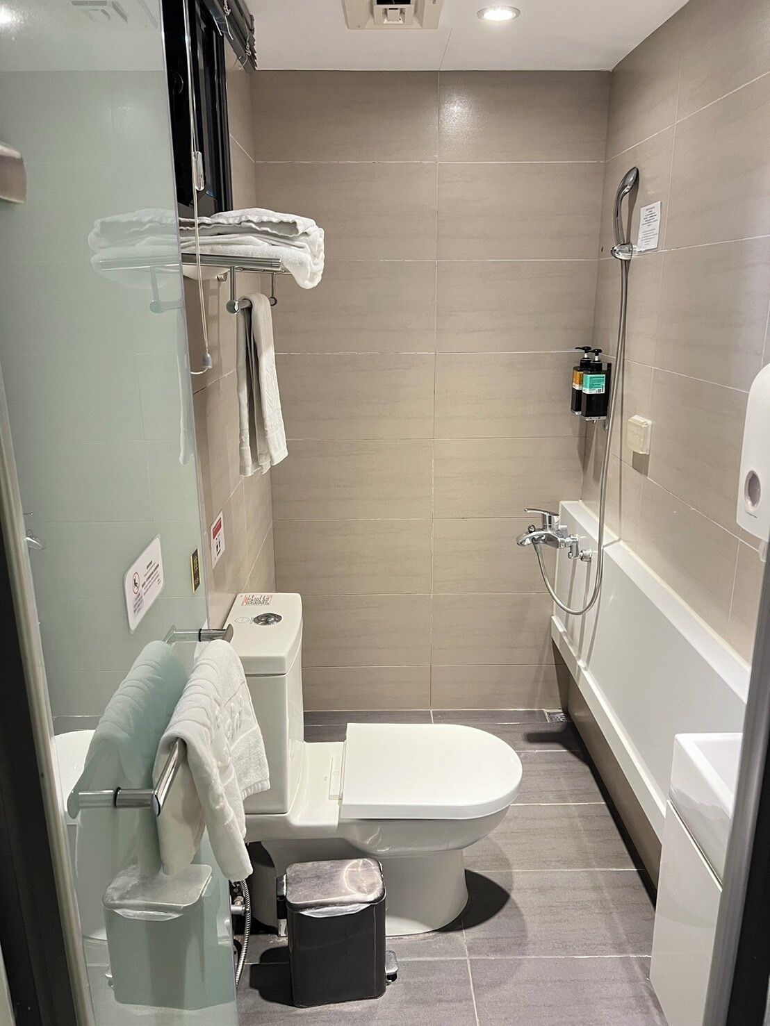 elite double room, 1 bedroom | bathroom | shower, rainfall showerhead, free toiletries, hair dryer