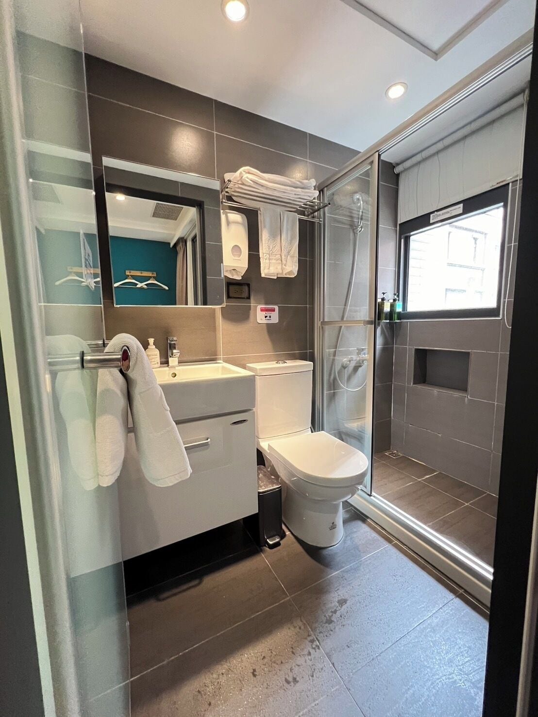 standard double room | bathroom | shower, rainfall showerhead, free toiletries, hair dryer