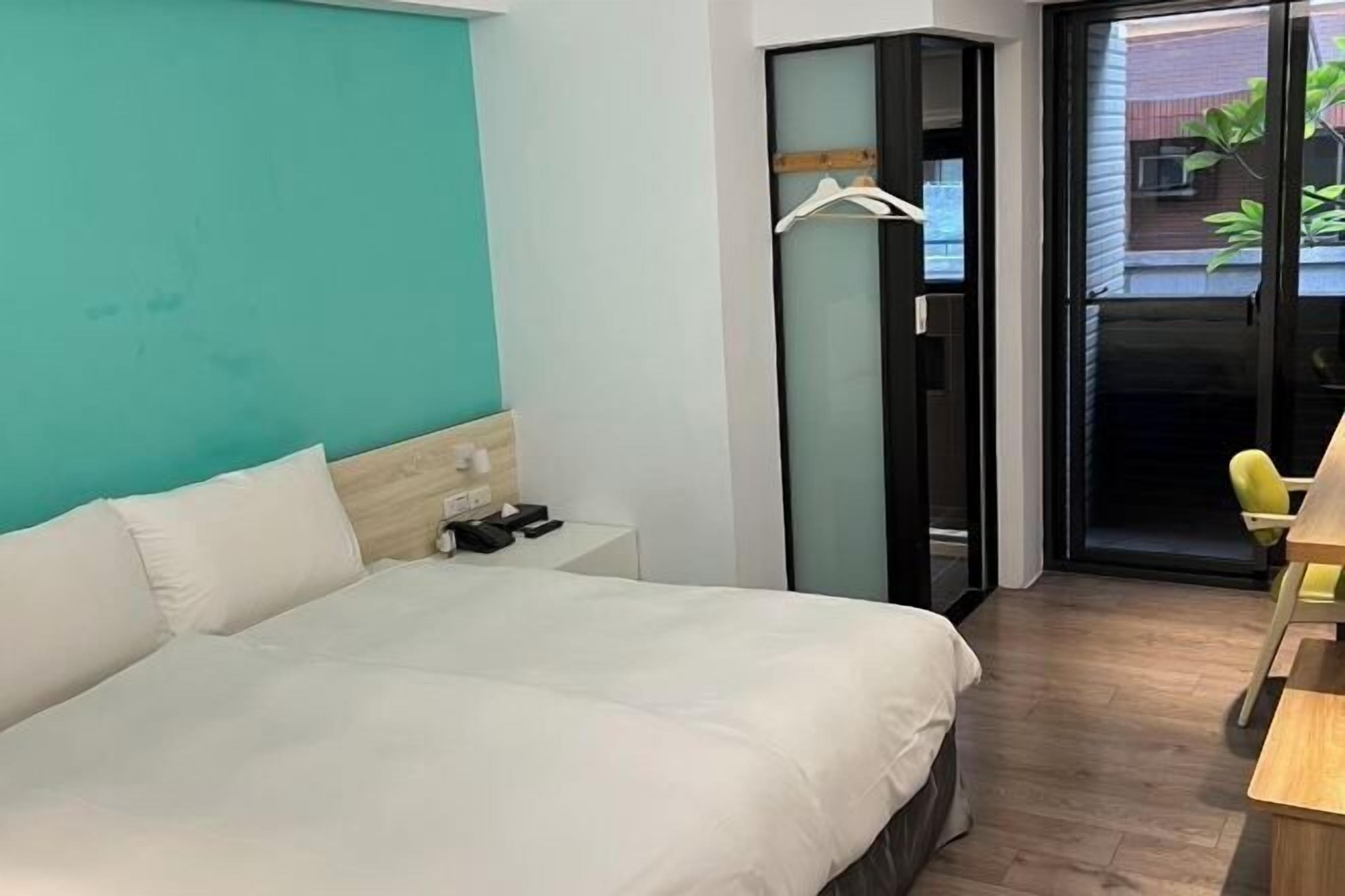 Premium bedding, down duvets, pillow-top beds, desk