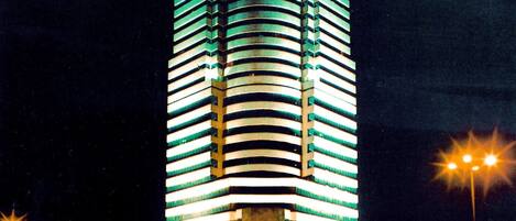 Vista frontal de la propiedad por la tarde o noche