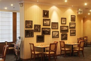 2 restaurants; breakfast, lunch, and dinner served