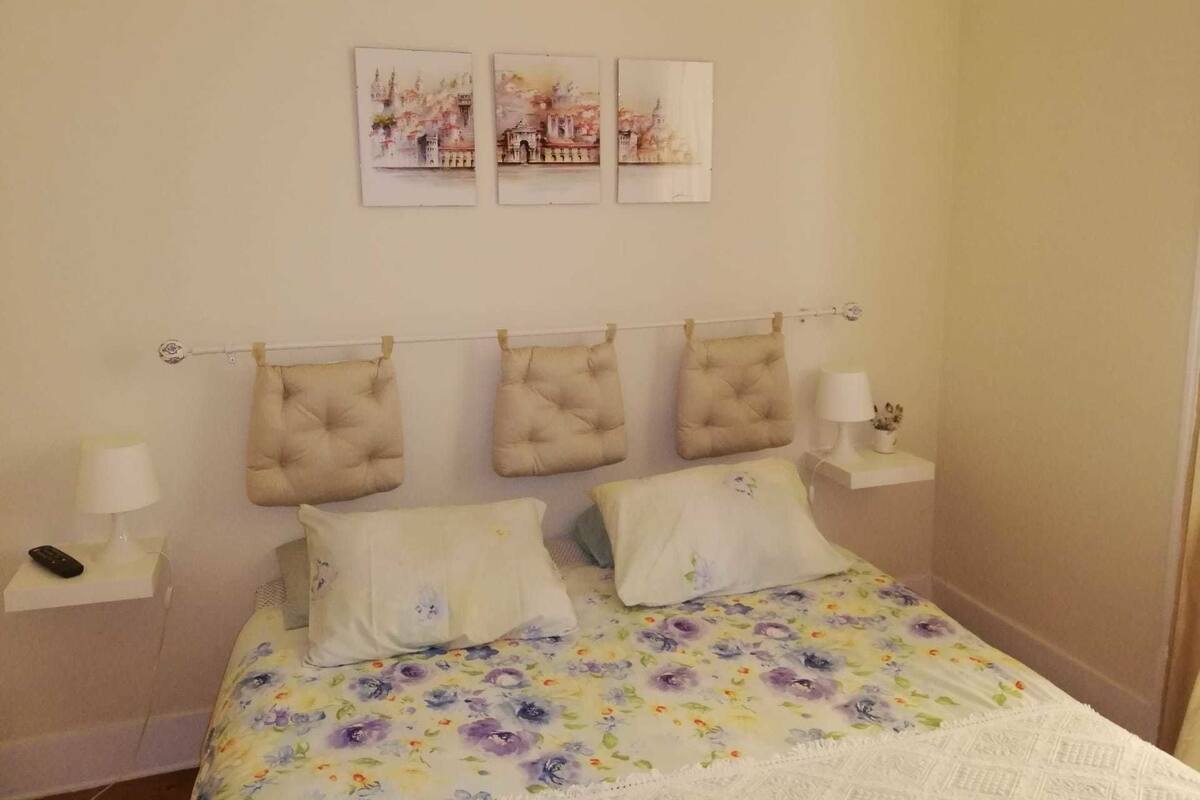 Kahden hengen huone (Pink Room) | Lisävuoteet, ilmainen Wi-Fi, yksilöllisesti sisustettu, vuodevaatteet