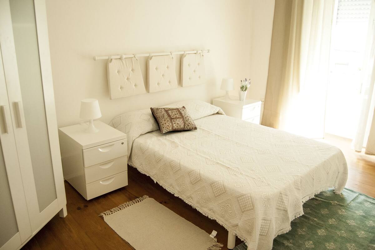 Kahden hengen huone (White Room) | Lisävuoteet, ilmainen Wi-Fi, yksilöllisesti sisustettu, vuodevaatteet