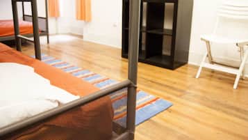 1 bed in shared dormitory for 6 people (Men only) | Individueel gedecoreerd, extra bedden, gratis wifi, beddengoed