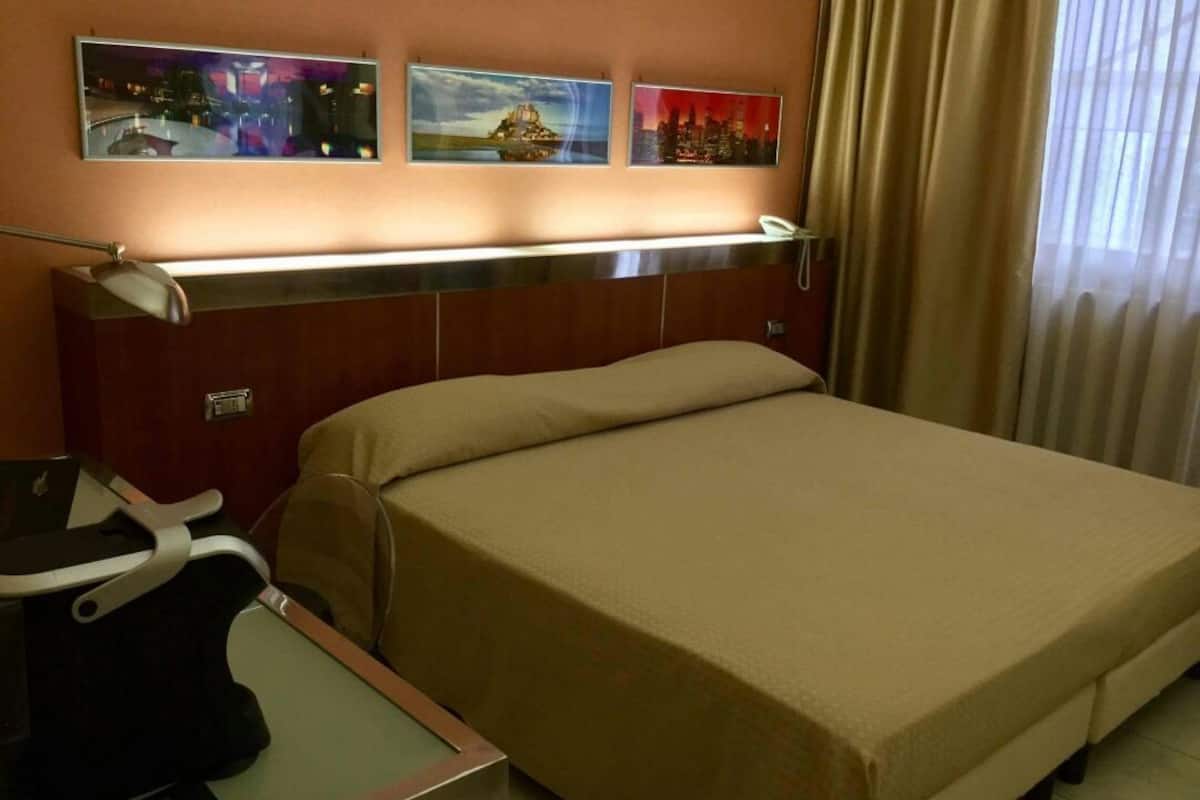 Klassieke Twin kamer, 2 eenpersoonsbedden | Luxe beddengoed, een minibar, een kluis op de kamer, een bureau