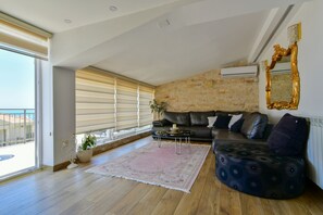 Comfort Apartment, 2 Bedrooms, Balcony, Sea View | Living area