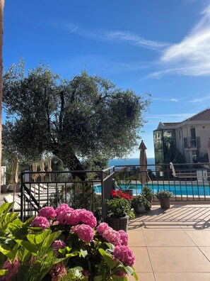 Una piscina al aire libre de temporada (de 10:00 a 20:00), sombrillas