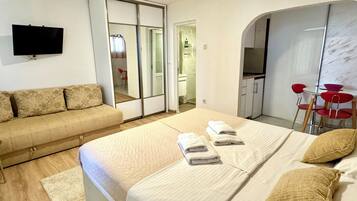 Studio suite, balkon, uitzicht op zee | Luxe beddengoed, een kluis op de kamer, een bureau, gratis wifi