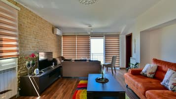 Deluxe Apartment, 2 Bedrooms, Sea View | Living area