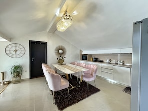 Apartamento conforto, 2 quartos, sacada, vista para o mar | Cozinha privada | Geladeira, cooktop, cafeteira/chaleira, chaleira elétrica