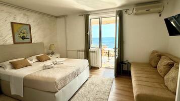 Suite estudio, balcón, vistas al mar | Ropa de cama de alta calidad, caja fuerte, escritorio y wifi gratis