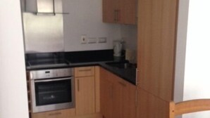 Cafetera/tetera, refrigerador con freezer, microondas, horno