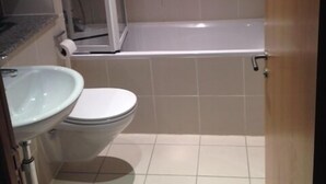 Bañera con ducha, artículos de tocador gratuitos