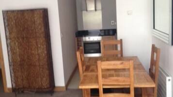 Classic Apartment, 1 Bedroom, Courtyard Area | In-room dining
