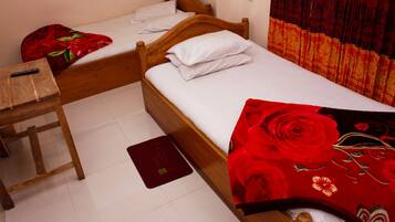 Deluxe Room | Desk, rollaway beds