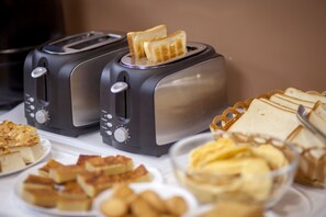 Daily continental breakfast for a fee - Arbat Inn (Moscow)