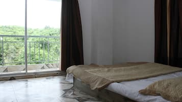 Family Apartment | Desk, soundproofing, rollaway beds, free WiFi