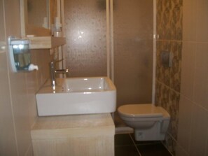 Shower, free toiletries, hair dryer, towels - Gunisigi Otel (Bodrum)