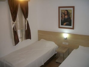 Habitación triple | Caja de seguridad en la habitación, escritorio y wifi gratis