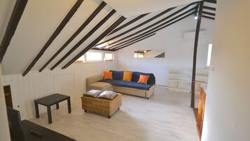 Maisonnette, 3 slaapkamers | Woonkamer | Flatscreentelevisie