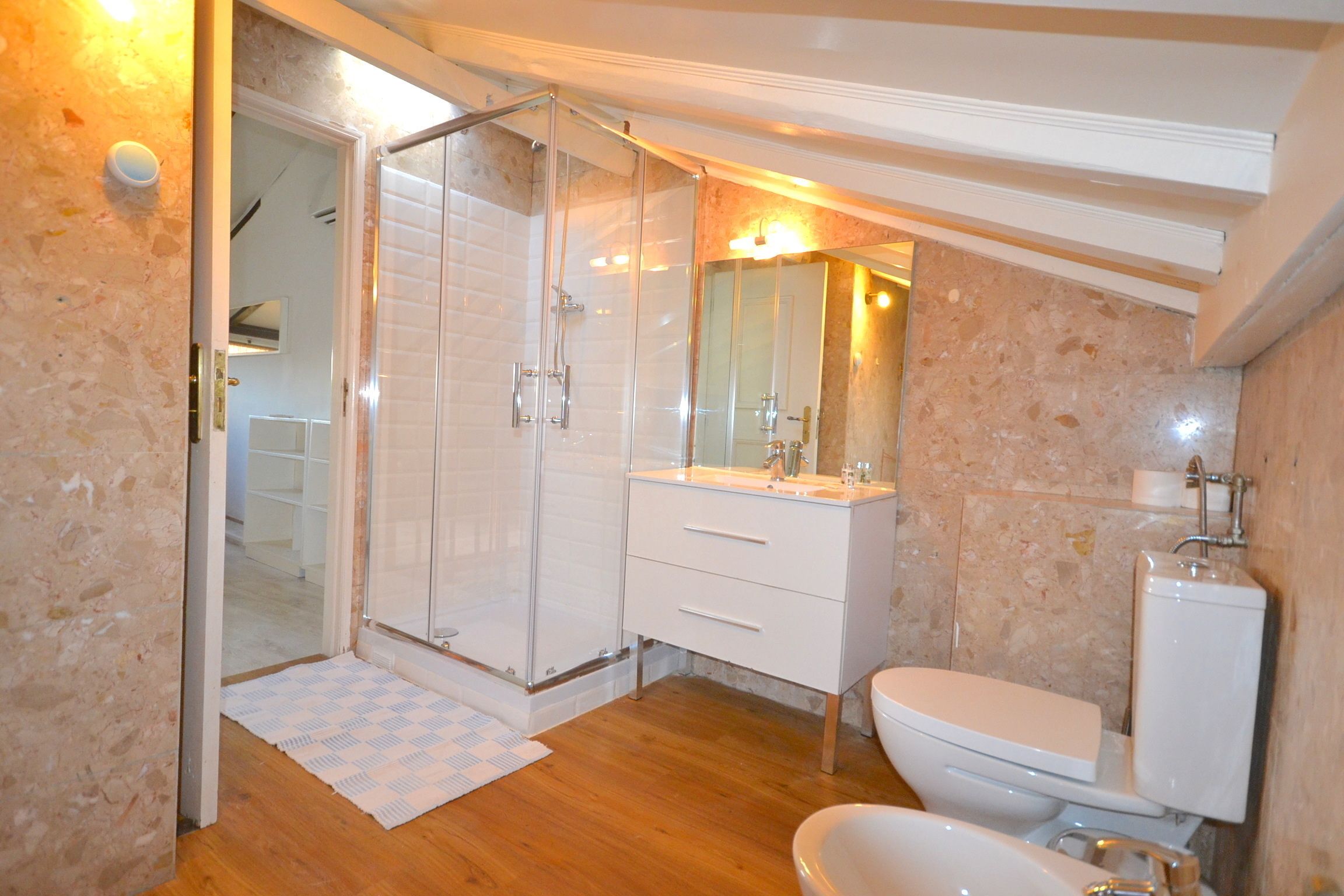 Duplex, 3 Bedrooms | Bathroom | Shower, free toiletries, hair dryer, towels