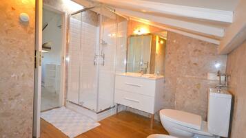 Duplex, 3 Bedrooms | Bathroom | Shower, free toiletries, hair dryer, towels