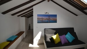 Departamento familiar, 3 habitaciones | Área de sala de estar | Televisión de pantalla plana 