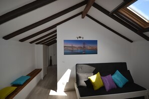 Apartament familiar, 3 dormitoris | Sala d'estar | Televisor de pantalla plana 