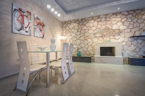 Villa, 3 Schlafzimmer, eigener Pool (Dafni) | Essbereich im Zimmer