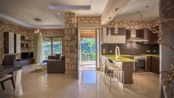 Villa, 2 slaapkamers, privézwembad (Elia) | Woonruimte | Flatscreentelevisie en een dvd-speler