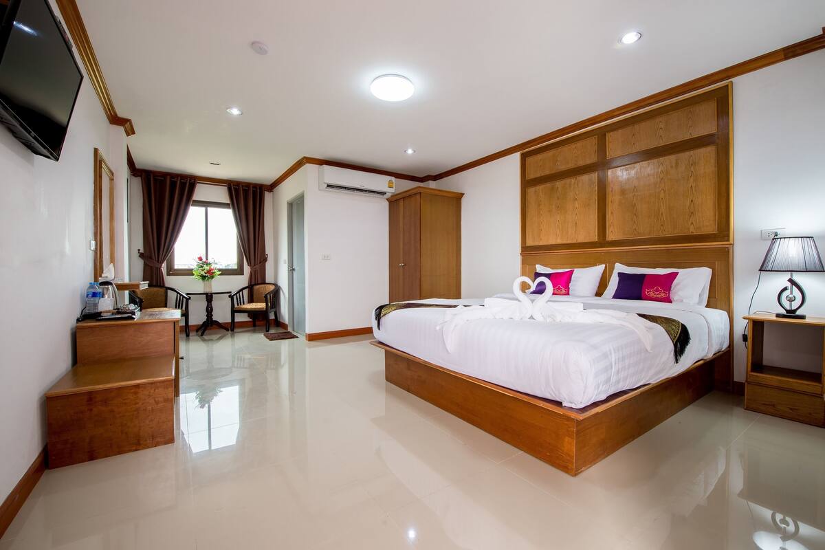 Standard King Room | Schreibtisch, Zustellbetten, kostenloses WLAN