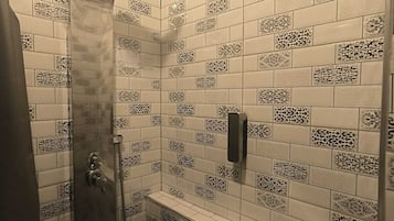 Suihku, ilmaiset hygieniatuotteet, hiustenkuivaaja, tohvelit