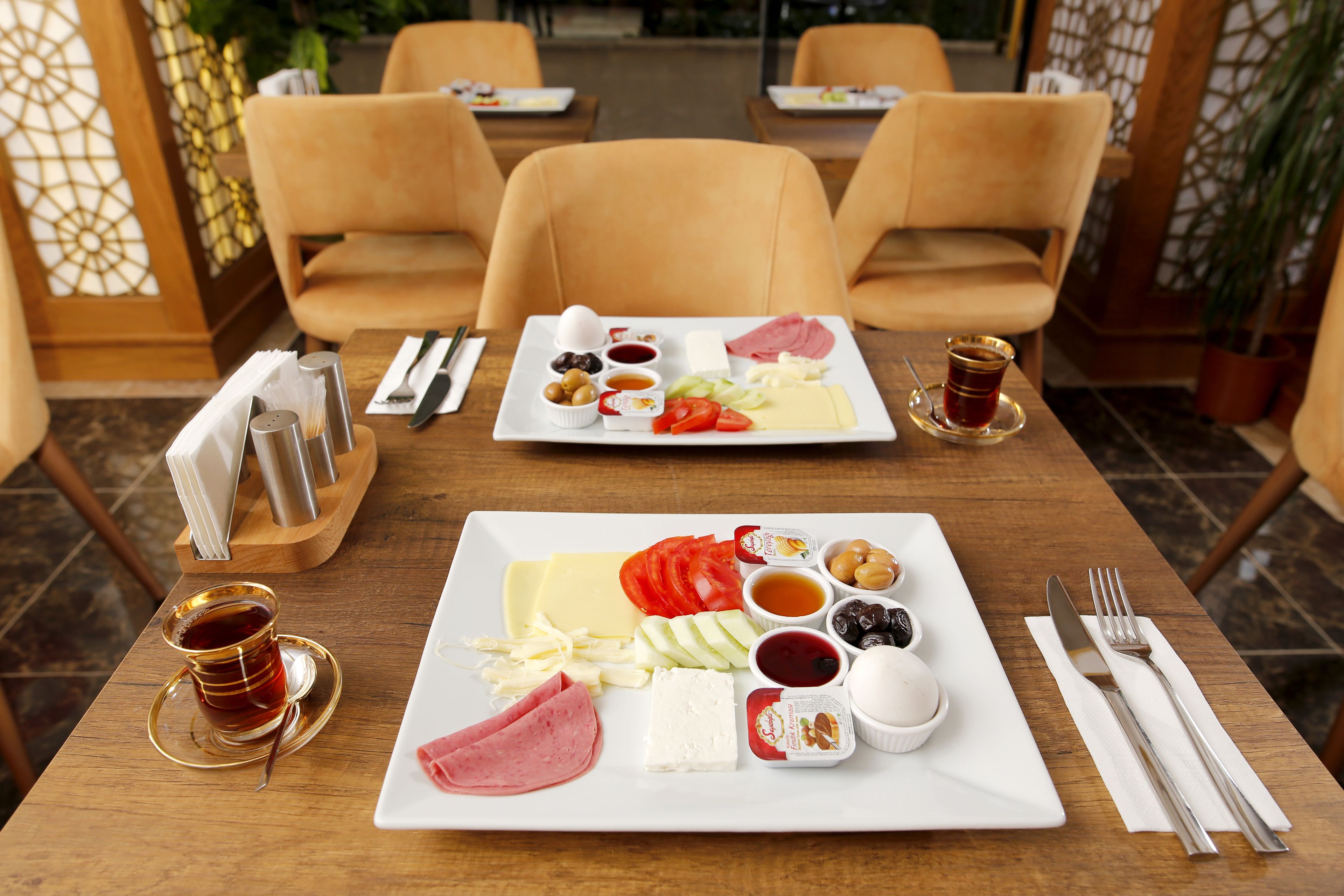 Petit déjeuner composé de spécialités régionales (4 EUR par personne)