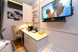 Deluxe Room, 1 Bedroom, SILVER | Premium bedding, memory foam beds, minibar, in-room safe