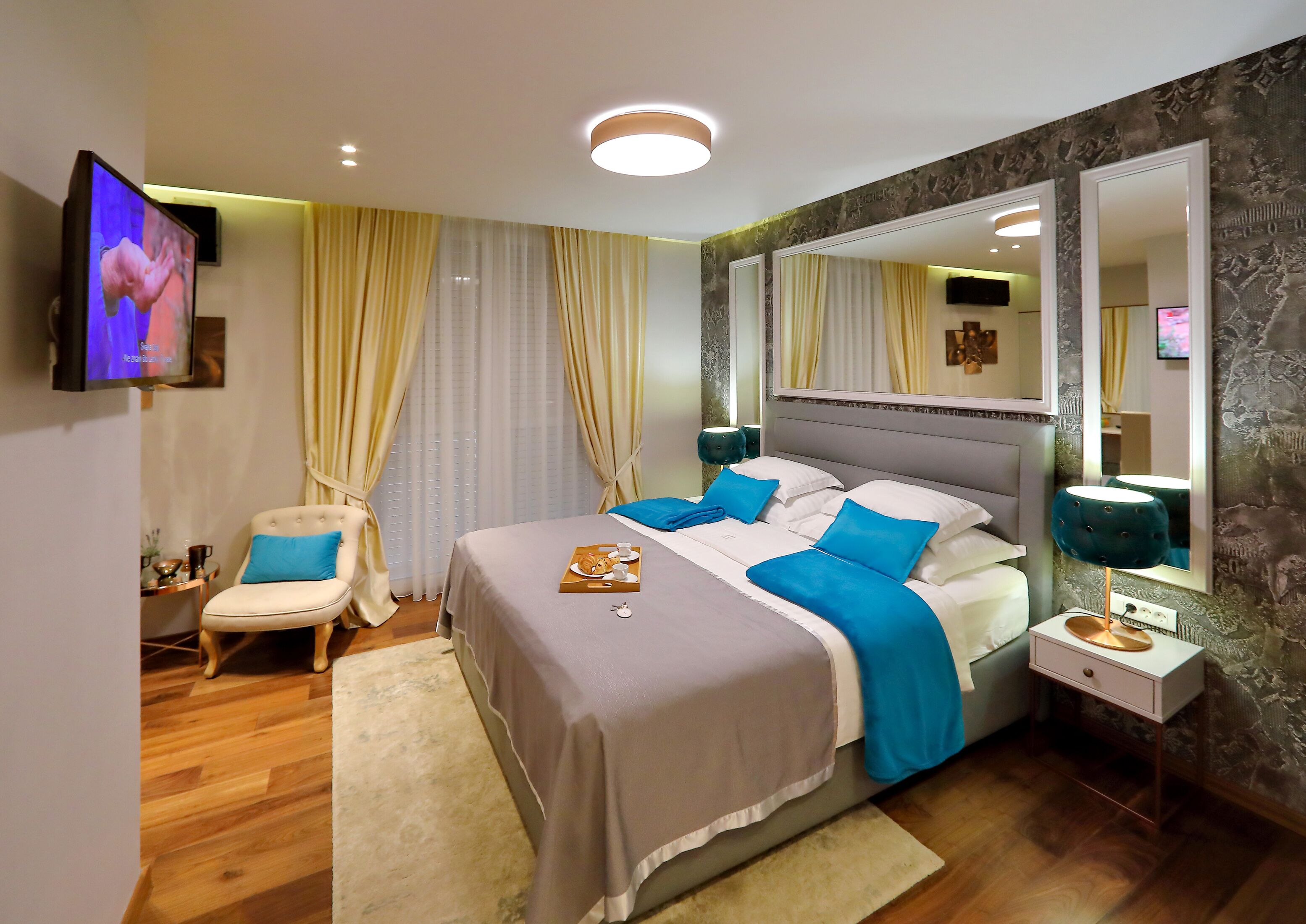 Ropa de cama de alta calidad, colchones con efecto memoria y minibar 