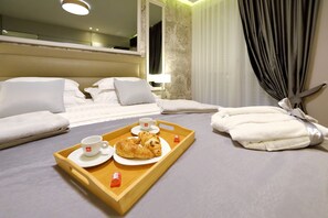 Deluxe Room, 1 Bedroom, SILVER | Sengetøy av topp kvalitet, memory foam-senger, minibar og safe på rommet