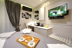 Deluxe Room, 1 Bedroom, SILVER | Premium bedding, memory foam beds, minibar, in-room safe