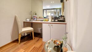 Deluxe Room, 1 Bedroom, BRONZE | コーヒー / コーヒーメーカー