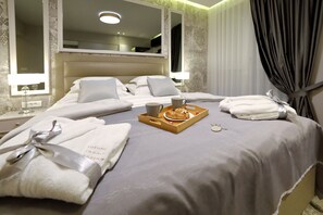 Deluxe Room, 1 Bedroom, SILVER | Sengetøy av topp kvalitet, memory foam-senger, minibar og safe på rommet