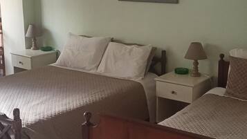 Habitación triple Confort | Insonorización, tabla de planchar con plancha y wifi gratis