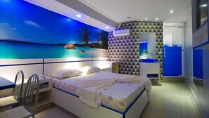 Un dormitorio con una cama, un escritorio y una silla.