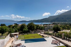Seasonal outdoor pool, pool umbrellas, pool loungers - White Villas (Kefalonia)