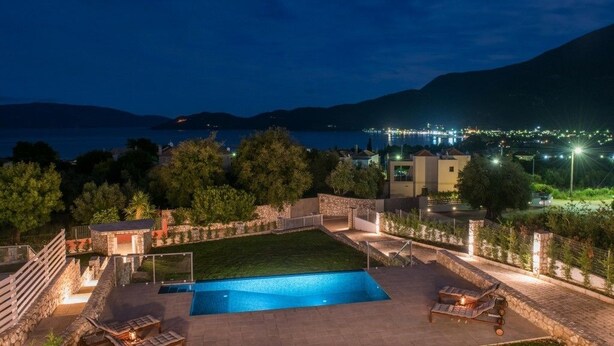 Seasonal outdoor pool, pool umbrellas, sun loungers - White Villas (Kefalonia)