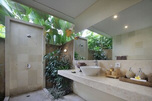 Villa familiar | Baño | Ducha y bañera combinadas y artículos de higiene personal gratuitos