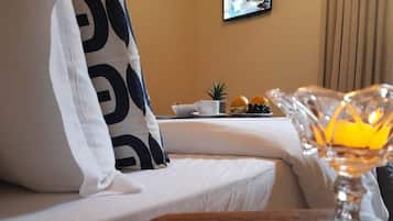 Quarto casal standard | Frigobar, ferros/tábuas de passar roupa, Wi-Fi de cortesia