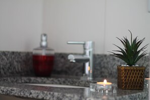 Quarto casal standard | Banheiro | Chuveiro, produtos de toalete grátis, secador de cabelo 