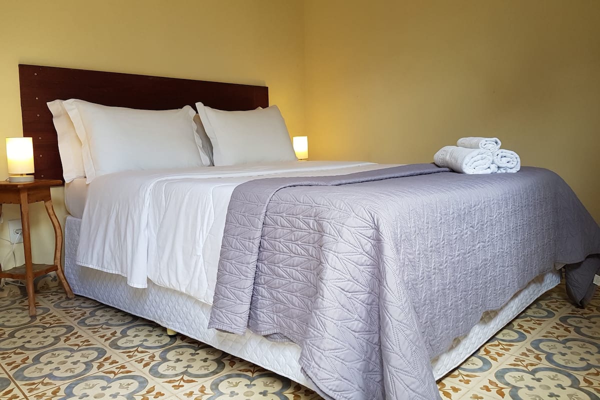 Quarto casal standard | Frigobar, ferros/tábuas de passar roupa, Wi-Fi de cortesia