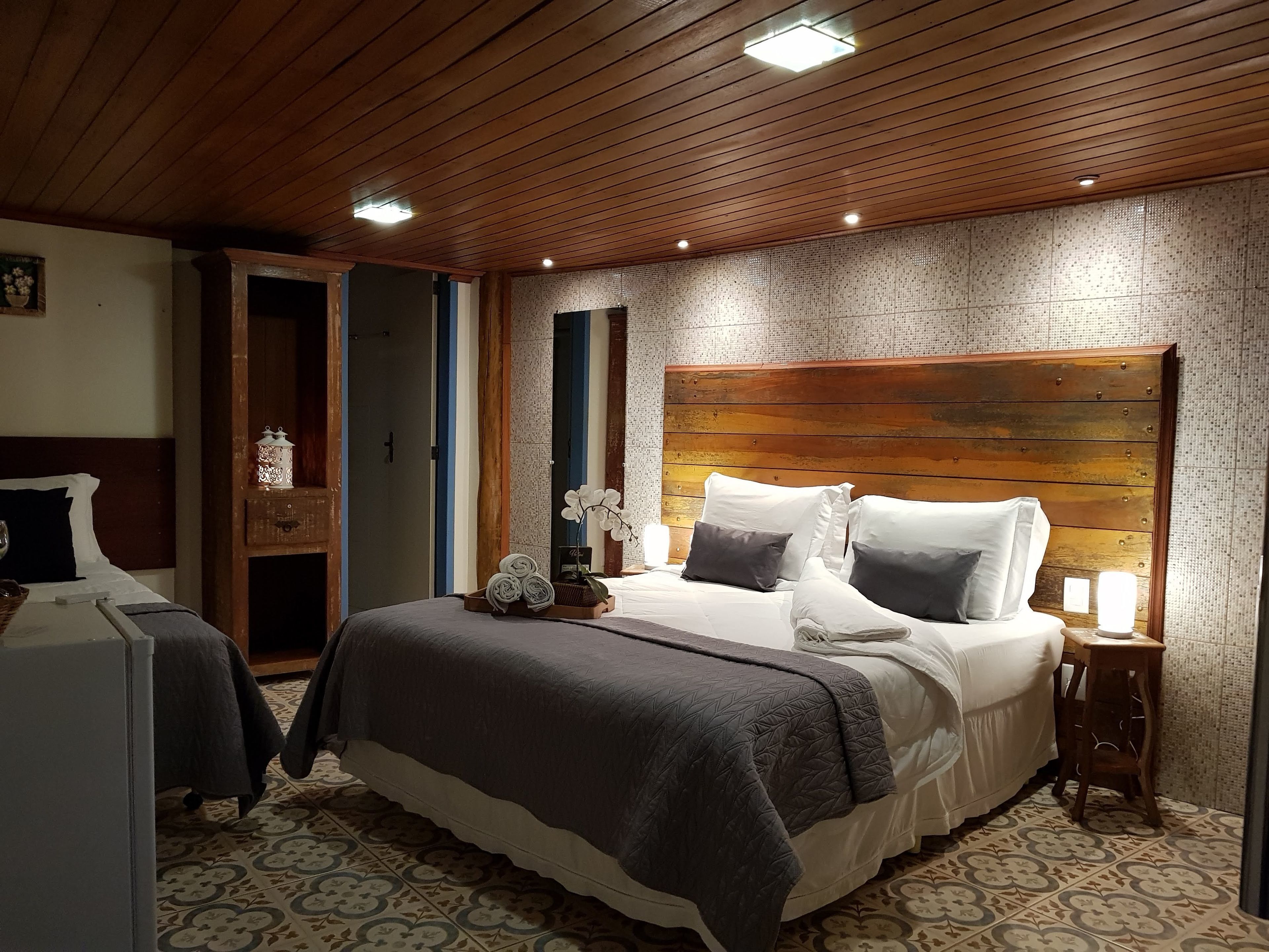 Habitació triple bàsica | Minibar, planxa i posts de planxar, wifi gratuïta i roba de llit 