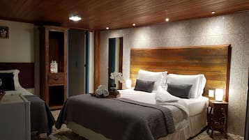 Basic Triple Room | Minibar, iron/ironing board, free WiFi, bed sheets